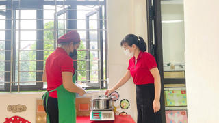 Hà Nội: Đề xuất hỗ trợ 2,34 triệu đồng/tháng với nhân viên nấu ăn tại trường mầm non công lập