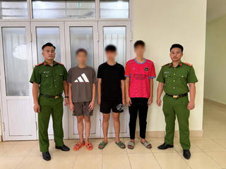 Mâu thuẫn tiền bạc, nhóm thanh thiếu niên đem dao đi đe dọa người khác