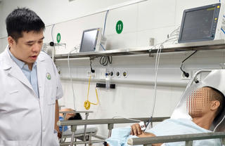 Cứu người đàn ông bị thanh xà beng đâm xuyên đùi
