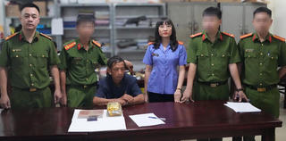 Đối tượng 64 tuổi bị bắt quả tang mang lượng lớn heroin, ma túy đá