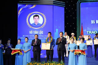 
Bài 3: Người thủ lĩnh đưa màu áo xanh vào không gian số