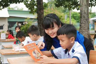
Bài 1: Nữ cán bộ Đoàn luôn đau đáu với trẻ em Khmer 