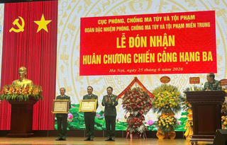 Đại tá Phan Thăng Long được trao Huân chương Chiến công hạng Ba