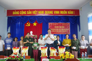 Hải đoàn 42 tuyên truyền pháp luật cho người dân xã Tam Giang, tỉnh Cà Mau