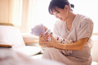 Nhận nuôi con nuôi dưới 6 tháng tuổi được nghỉ việc hưởng chế độ thai sản từ ngày nào?