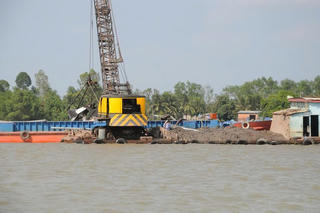 Quản lý chặt hoạt động khai thác cát lòng sông, nước ngầm để chống sụt lún, sạt lở ở ĐBSCL