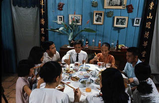 Người già, những khoảng lặng và 'bẫy' lừa đảo tinh vi