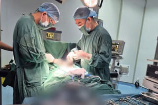 Nữ bệnh nhân 59 tuổi phát hiện bụng to dần, bác sỹ soi ra khối u khủng