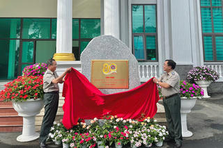 Thi hành án dân sự tỉnh Lâm Đồng gắn biển công trình chào mừng 80 năm Ngày truyền thống Ngành