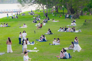 Không gian xanh bên bờ sông Hương: Điểm hẹn của những buổi picnic “trốn nóng”