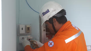 EVNHCMC triển khai dịch vụ lắp đặt, thay dây dẫn sau công tơ cho khách hàng 