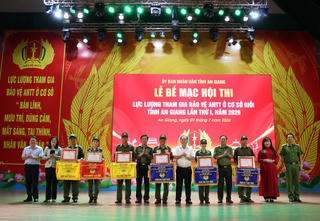Trao giải Hội thi lực lượng tham gia bảo vệ an ninh trật tự ở cơ sở giỏi ở An Giang 
