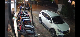 Hà Nội: Người đàn ông tự xưng là giảng viên đại học liên tục chửi bới, ném gạch, đá vào quán ăn