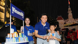Vinamilk phục vụ người dân trong đêm hội 3D mapping mừng 50 năm thành phố Hồ Chí Minh