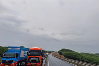 Cháy xe tải trên cao tốc Vạn Ninh - Cam Lộ, ùn tắc giao thông nhiều km