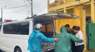 Ứng trực bão, bộ đội biên phòng Hải Phòng hỗ trợ sản phụ sắp sinh từ đảo vào bờ 