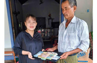 Trả lại gần 75 triệu đồng và máy tính xách tay cho người đánh rơi