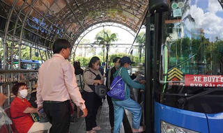 Từ hôm nay, Hà Nội cấp miễn phí thẻ xe buýt gắn chip cho đối tượng ưu tiên