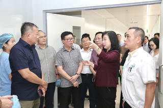 Bộ trưởng Bộ Y tế kiểm tra Bệnh viện Hữu nghị Việt Đức cơ sở Ninh Bình trước ngày khai trương