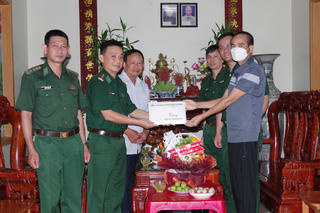 BĐBP Hải Phòng trao tặng hơn 200 triệu đồng hỗ trợ quân nhân ghép thận vượt qua khó khăn