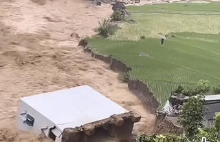 Đổ sập ngôi nhà 2 tầng xuống dòng nước lũ ở Lai Châu