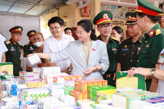 Khám, cấp thuốc miễn phí cho hơn 600 người dân vùng biên giới Việt - Lào