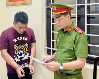 Khởi tố đối tượng dùng hung khí chống đối Cảnh sát giao thông