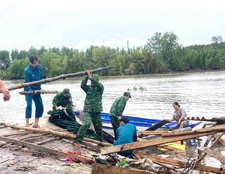 Đồn Biên phòng Đất Mũi: Chung tay giúp người dân dựng lại nhà, ổn định cuộc sống