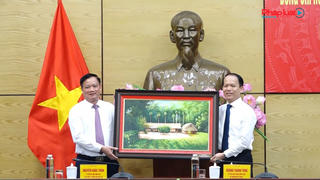 Bộ trưởng Hoàng Thanh Tùng làm việc với tỉnh Nghệ An về công tác tư pháp và thi hành án dân sự Bộ trưởng Hoàng Thanh Tùng làm việc với tỉnh Nghệ An về công tác tư pháp và thi hành án dân sự