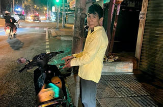 Truy bắt đối tượng trộm 2 xe máy trước nhà người dân ở TP HCM