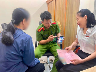 Người phụ nữ suýt cầm sổ đỏ vay 100 triệu đồng để nhận quà của bạn trai 'quốc tịch Mỹ'