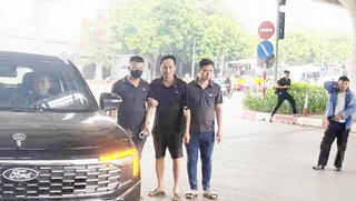 Tạm giữ nam tài xế tăng ga bỏ chạy khi bị CSGT kiểm tra