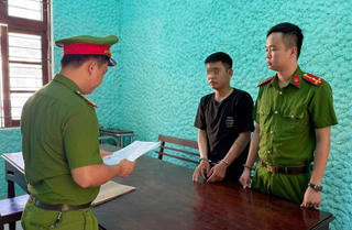 Khởi tố nam thanh niên rượt chém bạn nhậu, gây náo loạn làng quê