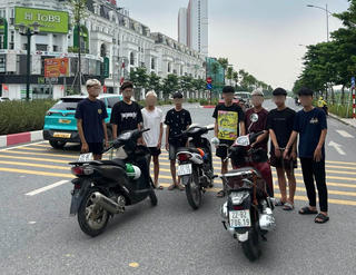 Triệu tập 8 thanh, thiếu niên bốc đầu xe, mang hung khí gây rối trên đường phố Hà Nội