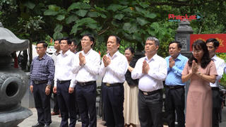 Bộ trưởng Hoàng Thanh Tùng dâng hương tri ân các Anh hùng liệt sĩ tại Quảng Trị
