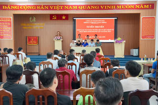 CSGT Công an TP Huế tuyên truyền pháp luật về an toàn giao thông cho doanh nghiệp vận tải