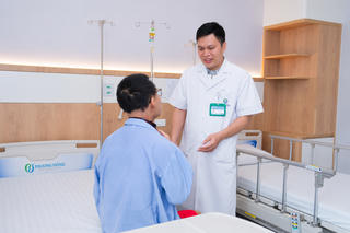Từ trì hoãn điều trị đến kỳ tích giảm 80% khối u ung thư vòm họng nhờ phác đồ đa mô thức tại BVĐK Phương Đông