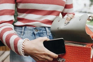 Người phụ nữ Hà Nội nhận lại túi xách rơi trên đường