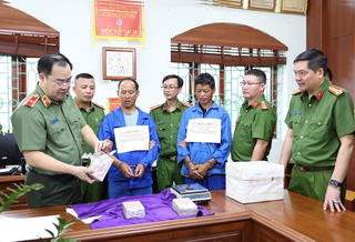 Công an Lai Châu bắt giữ thành công 2 đối tượng vận chuyển 8 bánh heroin
