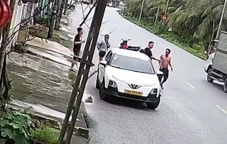 Chặn đầu ô tô, dùng mũ bảo hiểm đánh người giữa đường ở Hải Phòng