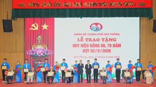 Thủ tướng Chính phủ Lê Minh Hưng dự Lễ trao tặng Huy hiệu Đảng tại Hải Phòng