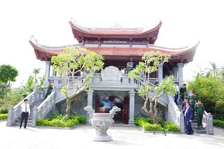 Chủ nhiệm Tổng cục Chính trị dâng hương tri ân Đại tướng Võ Nguyên Giáp, trao Huy hiệu 80 năm tuổi Đảng tại Quảng Trị