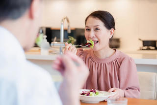 Chăm sóc sức khỏe phụ nữ tuổi trung niên: Từ điều trị bệnh sang chủ động phòng ngừa
