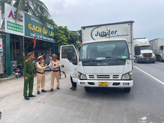 Hải Phòng xử lý 122 trường hợp vi phạm trong ngày đầu ra quân tổng kiểm soát phương tiện kinh doanh vận tải