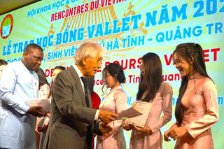 Trao hơn 3,8 tỷ đồng học bổng Vallet cho học sinh, sinh viên ưu tú tỉnh Quảng Trị và Hà Tĩnh