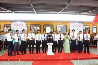 Đoàn tàu du lịch nối hai vùng di sản thế giới Phong Nha - Cố đô Huế chính thức khởi hành