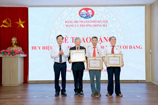 Phường Hồng Hà trao tặng Huy hiệu Đảng dịp 2/9