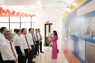 Khai mạc triển lãm chuyên đề 'Chủ tịch Hồ Chí Minh với những mốc lịch sử năm 1946'