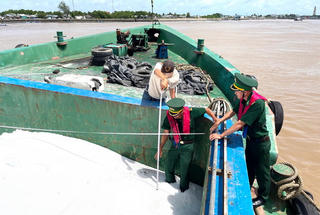 Phát hiện hơn 400 tấn phân urê không rõ nguồn gốc