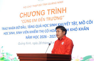 Quảng Ninh: Tặng quà học sinh có hoàn cảnh đặc biệt trước thềm năm học mới